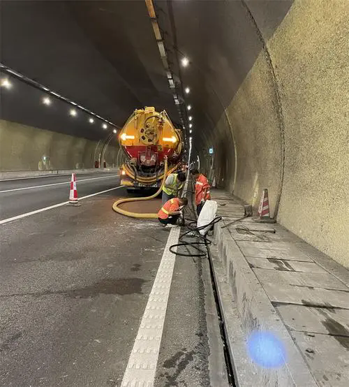 沙坪坝隧道排水渠清淤